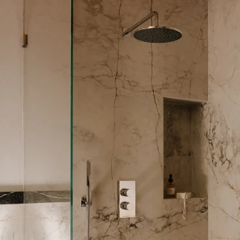 thermostatic shower system for concealed installation