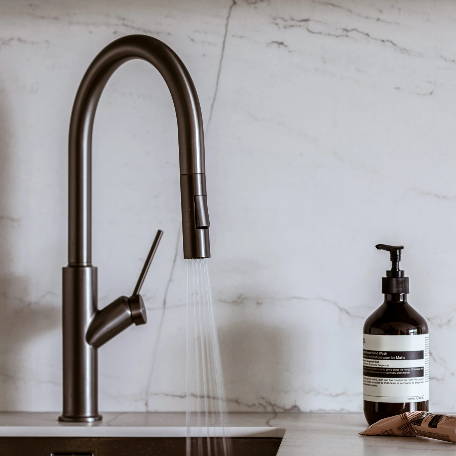 kitchen tap with pull-out spout