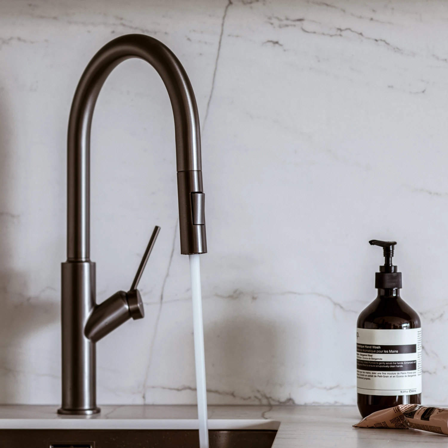 kitchen tap with pull-out spout