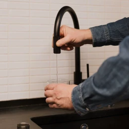 kitchen tap with a water filtering system