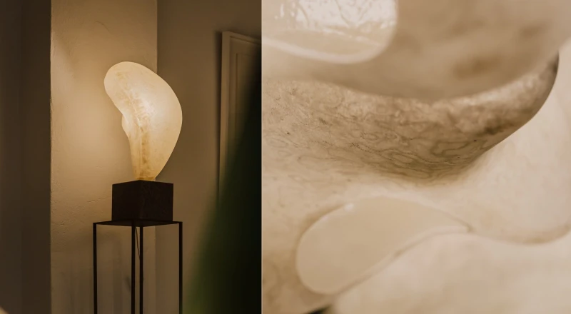 Sculpture avec une lampe dans un intérieur chaleureux et moderne. Photo très atmosphérique et artistique.